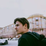 Porträtfoto eines Lesers mit Smartphone